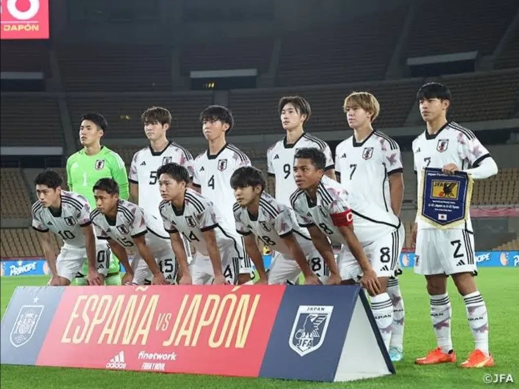 일본 유소년 대표팀의 단체 사진 촬열 장면