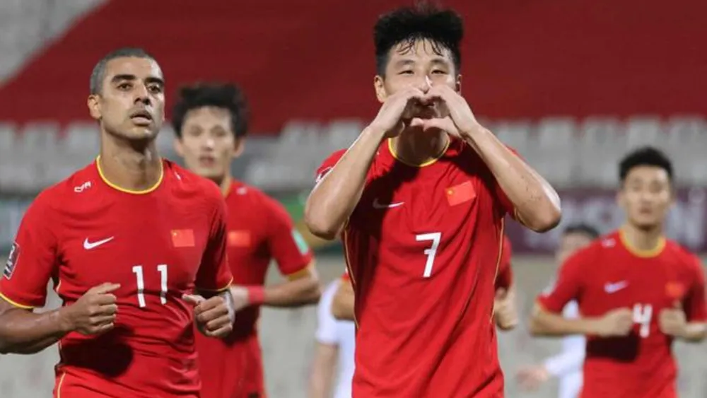 중국 축구 팬들에게 응원하는 중국 축구 국가대표팀 선수들 사진