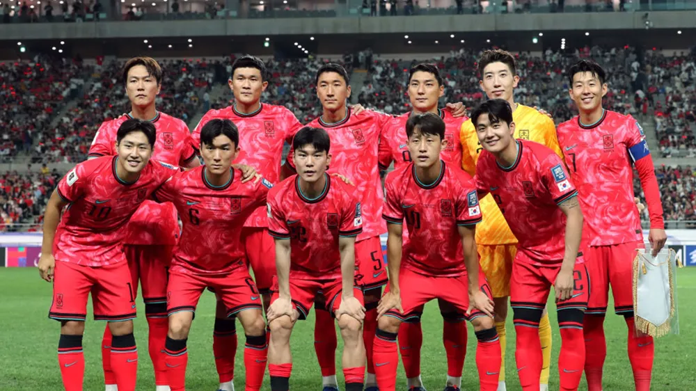 대한민국 축구 대표팀 선수들이 경기 전 단체 사진을 찍는 장면