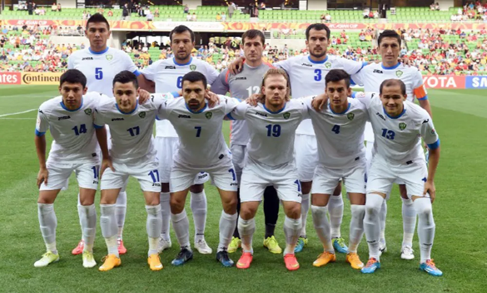우즈베키스탄 축구 국가대표팀의 경기 후 선수들의 단체 사진