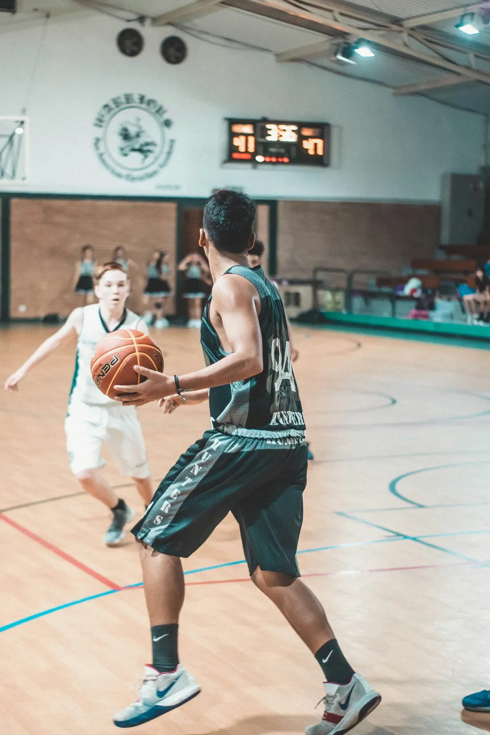 농구 경기 실시간 점수 흐름을 보는 농구선수